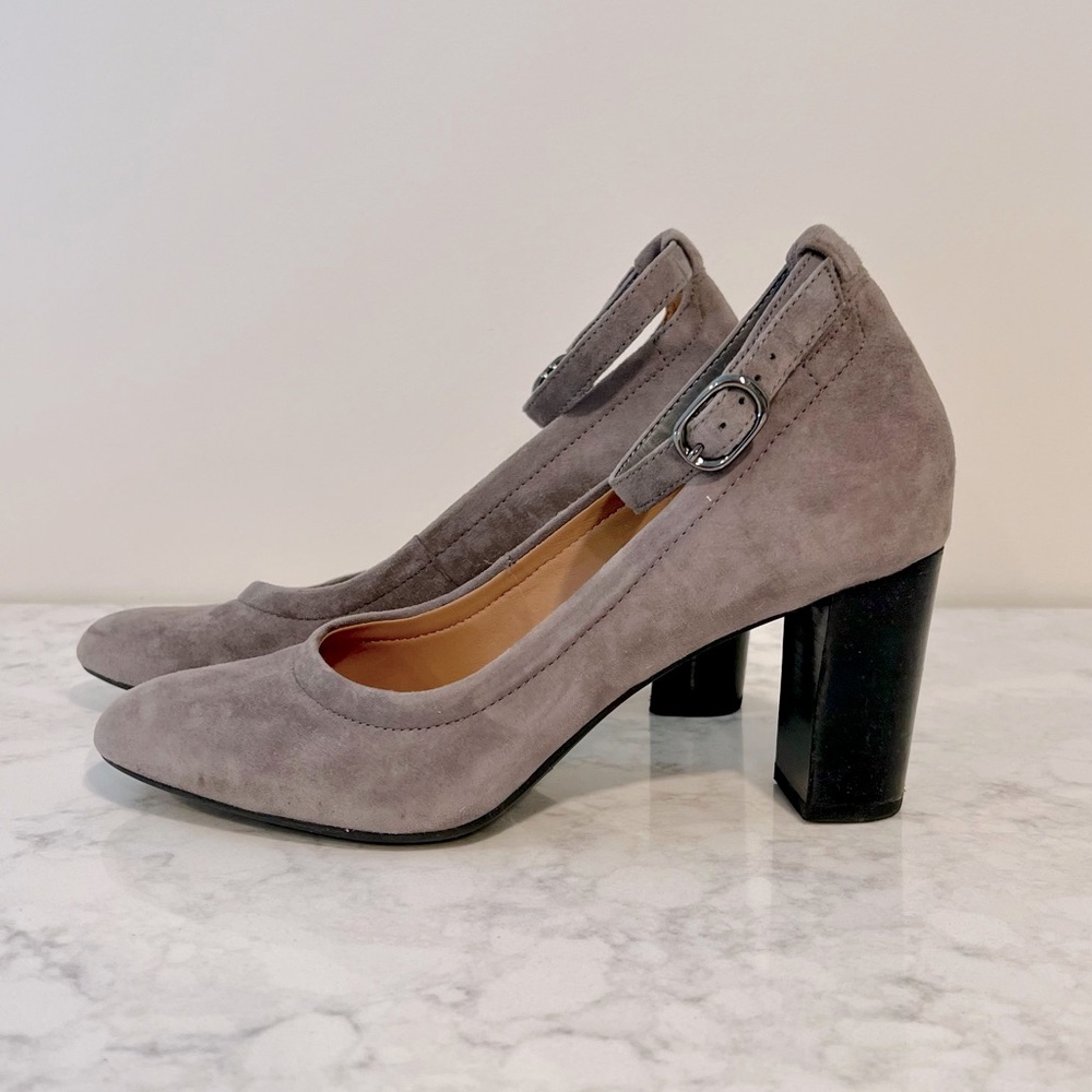 Clarks cushioned Chryssa Jana pumps with ankle strap. Like new.  Size 8.